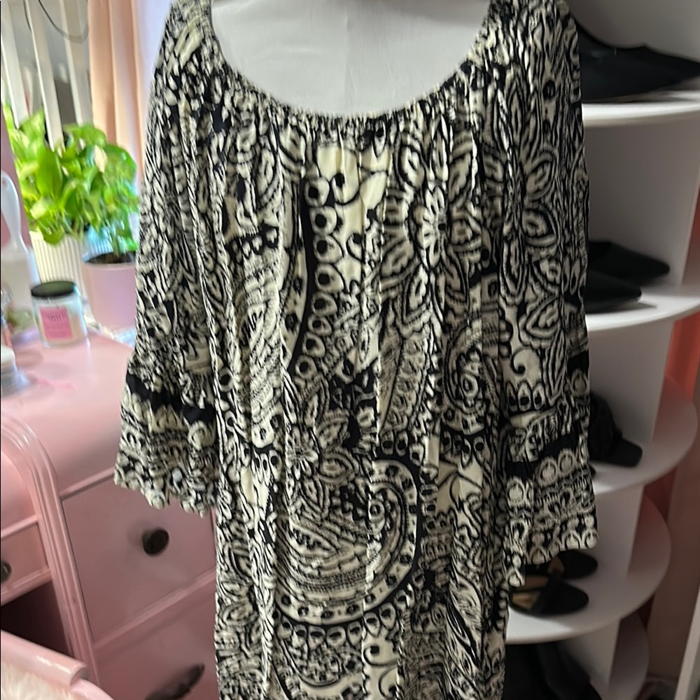 Women's Black and White Patterned Top